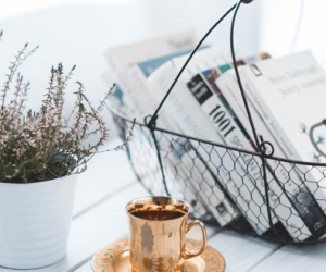 books in a basket gold mug